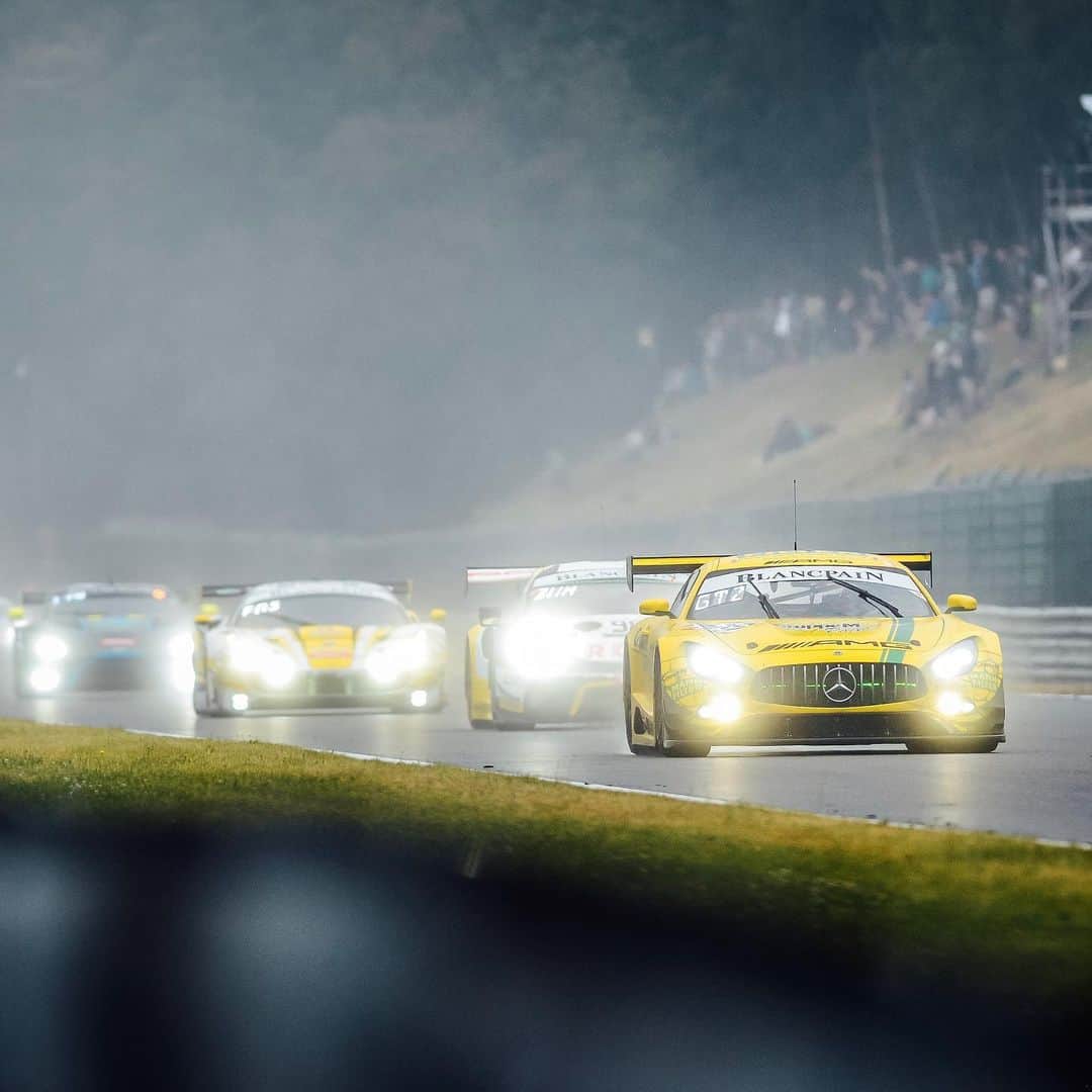 Mercedes AMGさんのインスタグラム写真 - (Mercedes AMGInstagram)「Lights out at the @total24hoursofspa! The race started in extremely wet conditions behind the safety car. All Mercedes-AMG GT3 are running well, keep your fingers crossed for the remaining 21.5 hours. 🤞#MercedesAMG #AMG #AMGGT3 #Spa24h #BlancpainGT IntGTC」7月28日 1時59分 - mercedesamg