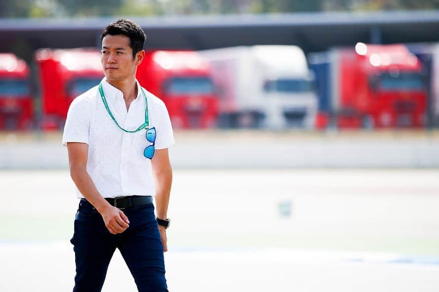 山本尚貴のインスタグラム：「ご存知の方も多いと思いますが今週はF1ドイツGPに来ています🇩🇪 週の頭にイギリスに飛びHRD MKとRedBullのファクトリーを訪問しRedBullの持つF1シミュレータにも乗車して来ました。 まずは貴重な経験をさせて下さった関係者の皆さんに深く感謝致します。 今後どのような展開が待っているのか、僕もドキドキしていますし応援して下さっている皆さんも同じかと思います。 いずれにせよ、どのような結果が訪れたとしてもこれまでの努力は決して将来の自分にとって何一つ無駄にはならないはずです。 まずは“チャンス”を掴み取れるように僕個人としても最大限の努力と準備をしたいと思います！ それにしても…F1は奥が深い！😂 そしてF1ドライバーの凄さも改めて肌で感じました。  I'm here in Hockenheim for Formula 1 grand prix. I went to UK beginning of this week. At the time, I visited HRD MK and RedBull TECHNOLOGY for the F1 simulator. It was such a interesting on that!! Thank you Honda and Redbull for giving me a great opportunity. Will see what's gona happen for the future👍 . . . #夢」