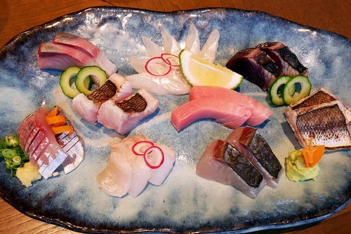 福岡グルメ 福岡ランチ「デビログ」さんのインスタグラム写真 - (福岡グルメ 福岡ランチ「デビログ」Instagram)「東京から友人が来福したので『酒とさかな ふじ』へ。 美味しい魚料理がお手頃価格で食べられるので友人も大喜び😁 店主の藤さんは相変わらずのイケメンで、爽やかオーラが出とりました😊 深夜2時まで営業しているので、夜中に突然#寿司 や#海鮮丼 が食べたくなった時も良いかも(笑)😋 マグロのソースカツ丼も気になる😆 . メニュー、他pic、内観などは「デビログ」に掲載しています。 サイトを見る場合はブラウザで「デビログ」で検索👉 . #酒とさかなふじ #福岡市中央区今泉 2-4-11 メゾン・ドール今泉Ⅱ番館 201 092-287-5881 18:00～2:00 (1:00 LO) 日曜日営業 火曜日定休 . ♦️福岡グルメ 福岡ランチを検索できるブログ は「デビログ」で検索👉 ♦️マニアックな情報や本当に美味しいお店情報なら「もっとデビログ」で検索👉 . #福岡刺身 #福岡居酒屋 #福岡寿司 #福岡海鮮丼 #今泉グルメ #今泉居酒屋 #福岡 #博多 #fukuokapics #fukuoka #fukuokacity #hakata #fukuokarestaurant #fukuokagourmet #IGersJP #ig_japan #福岡レストラン #福岡飲食店 #福岡グルメ #福岡ランチ #福岡ごはん #福岡ご飯 #食べログ福岡 #福岡飯 #福岡食べ歩き」7月28日 7時41分 - devi_takahashi