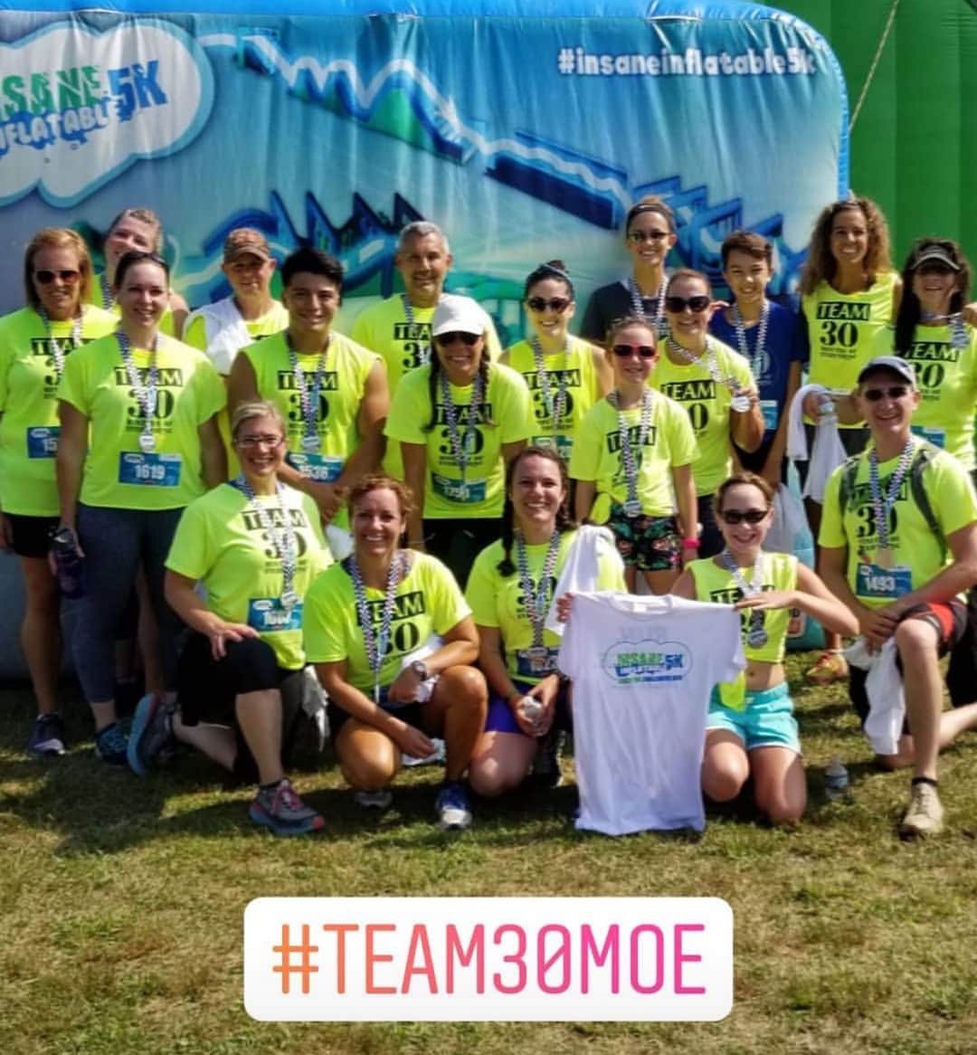 Grace Bonneyのインスタグラム：「If you’d told me 5 years ago that I would voluntarily wake up early to go run a 5k with inflatable obstacles, I would have laughed. But hey, people change. And I’m so grateful for this community and everyone at @30minutesofeverything that I actually *enjoyed* this run. Missed having @turshen by my side but loved getting to cheer on all our teammates as everyone crossed the (bouncy house style) finish line 💛🏃🏻‍♀️ [Thanks @david22deleon and @krice39 for inspiring me to try my hardest today!]」