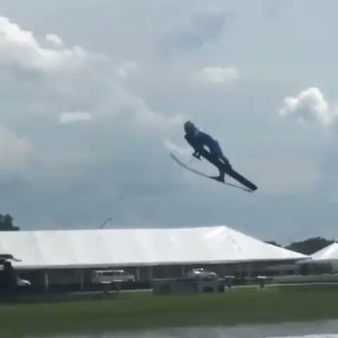 レッドブルのインスタグラム：「Officially cleared for takeoff 🛫 🏃‍♂️ @dorienllewellyn  #ski #jump #waterski #redbull #givesyouwings」