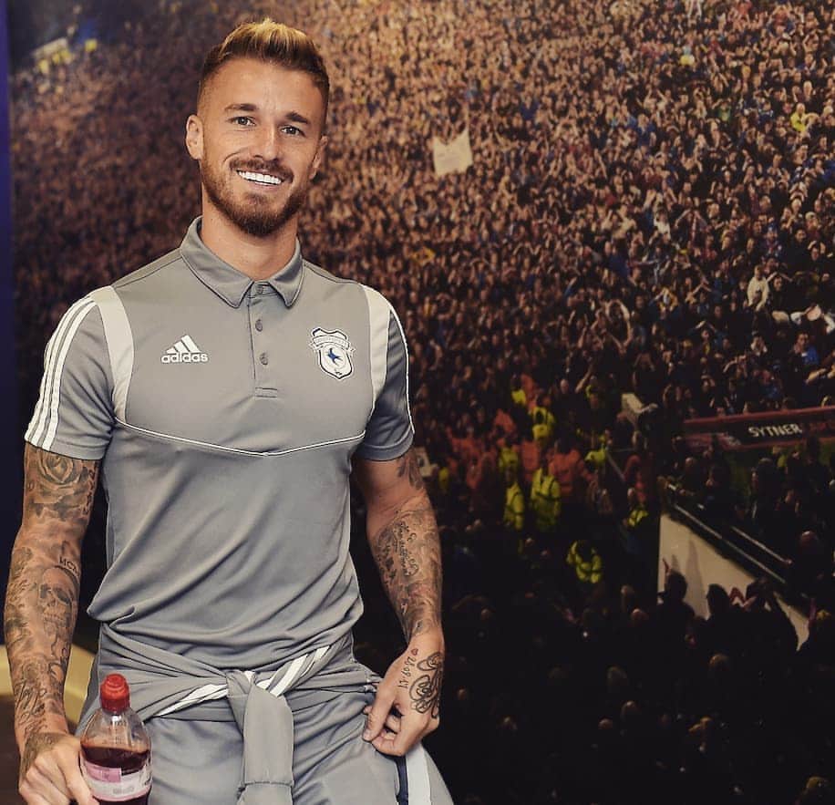 ジョー・ベネットのインスタグラム：「Nice to be out there 😁🔵⚽️ @cardiffcityfc」