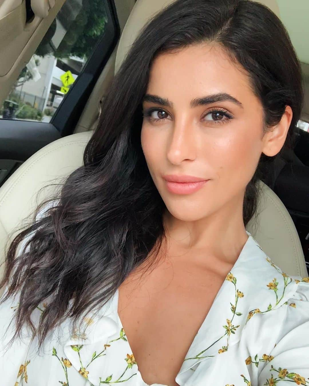 Sazan Hendrixさんのインスタグラム写真 - (Sazan HendrixInstagram)「Here’s a fun fact: in the 40’s when foundation was invented there were just six shades to choose from 🤭 Today I’m wearing a foundation that comes in 42 shades 👏🏼 Thank you @bobbibrown for creating the right shade for me in your Skin Long-wear Weightless Foundation (I’m medium beige).. seriously a current favorite! ✨ #BobbiBrown #BeautyTruth #ConfidentBeauty #sazannude」7月28日 2時30分 - sazan