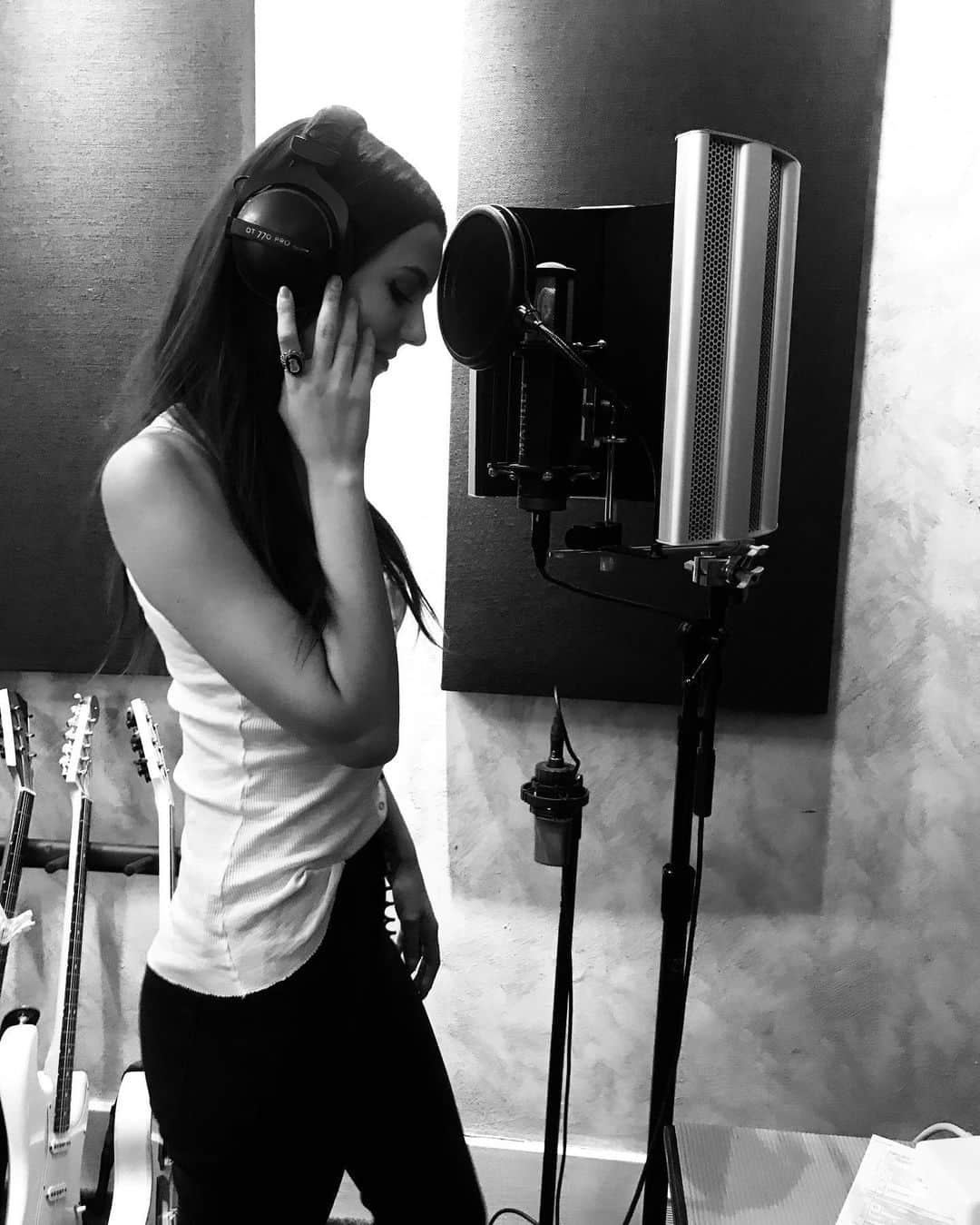 ヴィクトリア・ジャスティスさんのインスタグラム写真 - (ヴィクトリア・ジャスティスInstagram)「🎙🖤」7月28日 2時33分 - victoriajustice