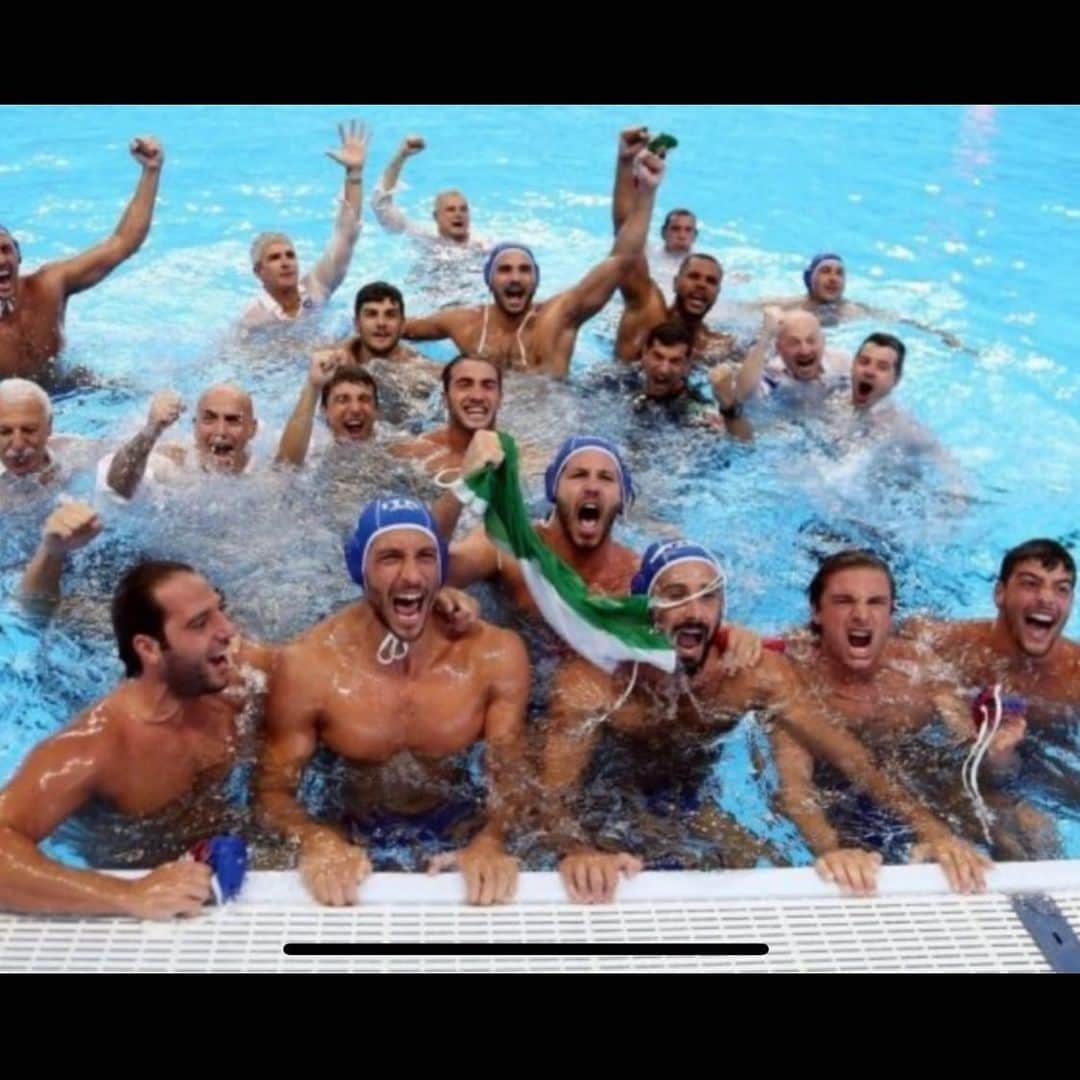 ロベルト・マンチーニのインスタグラム：「#settebellimo campioni del mondo complimenti @sandro_campagna 👏👏👏👏👏👏👏👏🇮🇹🇮🇹🇮🇹」