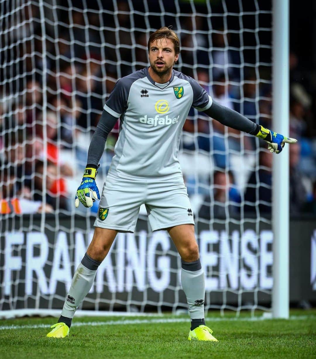 ティム・クルルのインスタグラム：「Solid win and 90 minutes ✅.. #lutontown #1-5 #preseason」