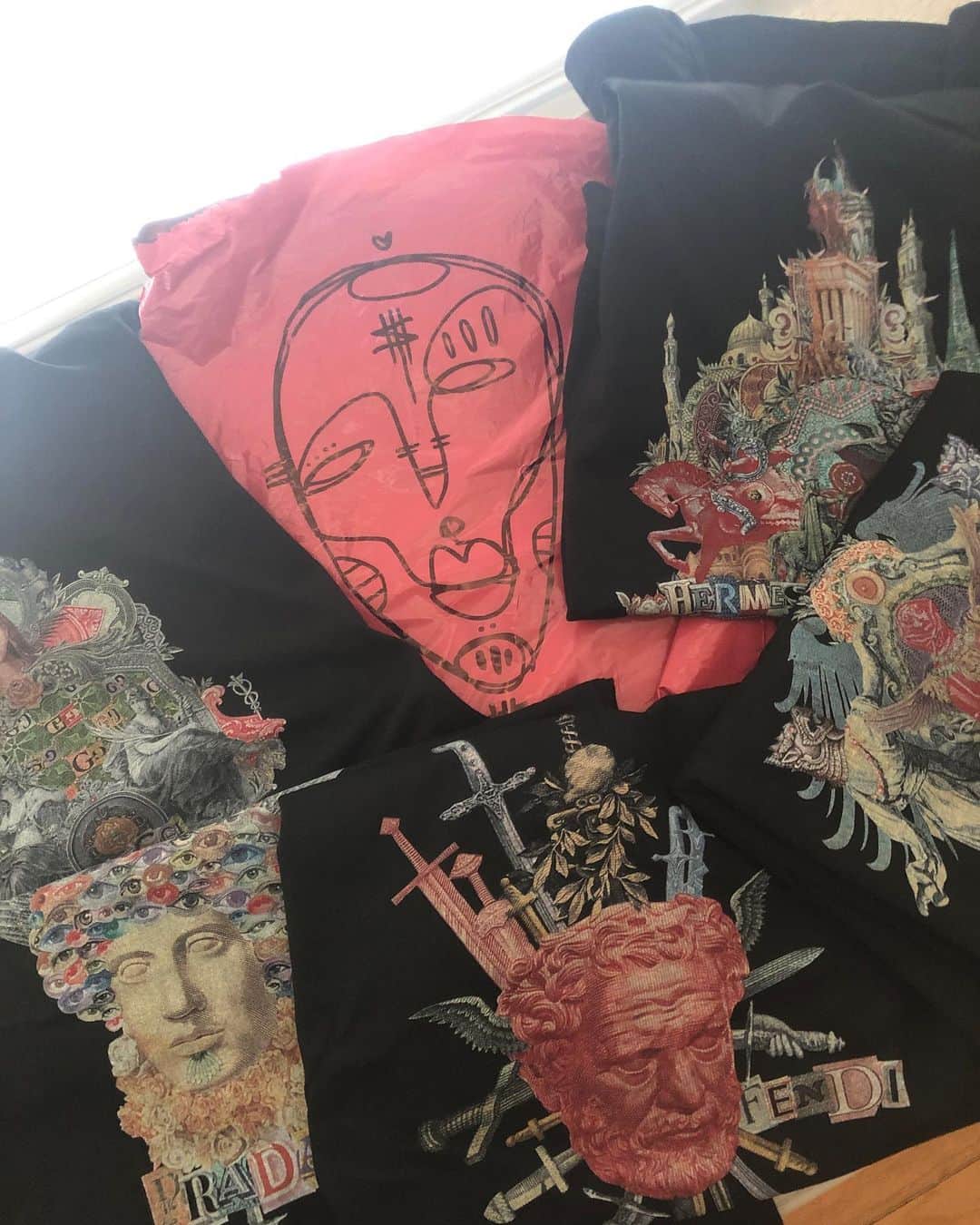 ジョディ・スウィーティンさんのインスタグラム写真 - (ジョディ・スウィーティンInstagram)「Wow! @jdotcolombo hooked me up with some badass shirts based on his original art!! Thank you!! If you’ve never seen his work, it’s some of the most incredibly detailed art I’ve ever seen made from real currency around the world! Amazing. #artislife #gucci #balenciaga #fendi #prada #hermes」7月28日 2時36分 - jodiesweetin