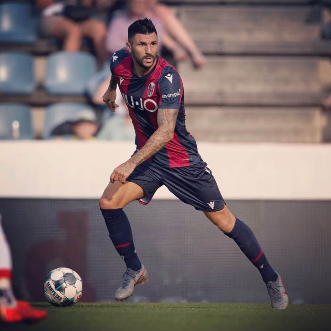 ロベルト・ソリアーノのインスタグラム：「🔴🔵🙏⚽️」