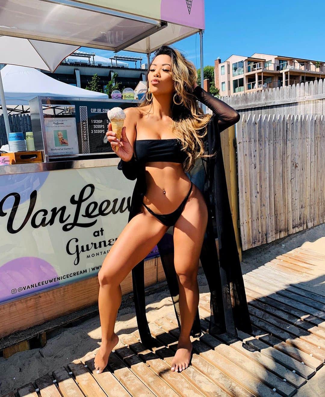 リアン Vのインスタグラム：「Vegan ice cream at Gurneys! 🍦 I love cookies and cream! 🍪🤤 what’s your favorite flavor?? 😍」