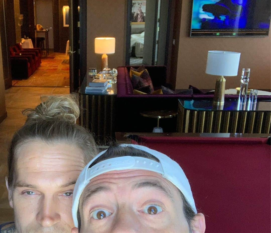 ケヴィン・スミスさんのインスタグラム写真 - (ケヴィン・スミスInstagram)「Shout out to the unsung folks who help me get where I’m going, give me a roof, and make me look good! On our recent Vegas trip, @jaymewes and I stayed at the @palms in a sweet suite with a screening room and pool table, thanks to the generosity of the best man in Nevada, @clarkyvegas! We watched @avengers that night (which Jay had never seen) like kings! @iamemilydawn made me look somewhat presentable, as she always does. And the @jetsuitex staff made us feel famous when we took selfies with the cool crew. It’s the always helpful folks like John, Emily and the #jetsuitex staff that get us where we’re going, give us amazing accommodations and make us look good in the process. Thank you, my friends: you all make it insanely easy to keep being me, even when I’m far from home! #KevinSmith #grateful #gratitude #JasonMewes #hairbyemilydawn #johnclark #palmslasvegas #groomingbyemilydawn」7月28日 2時41分 - thatkevinsmith