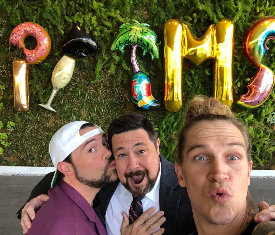 ケヴィン・スミスのインスタグラム：「Shout out to the unsung folks who help me get where I’m going, give me a roof, and make me look good! On our recent Vegas trip, @jaymewes and I stayed at the @palms in a sweet suite with a screening room and pool table, thanks to the generosity of the best man in Nevada, @clarkyvegas! We watched @avengers that night (which Jay had never seen) like kings! @iamemilydawn made me look somewhat presentable, as she always does. And the @jetsuitex staff made us feel famous when we took selfies with the cool crew. It’s the always helpful folks like John, Emily and the #jetsuitex staff that get us where we’re going, give us amazing accommodations and make us look good in the process. Thank you, my friends: you all make it insanely easy to keep being me, even when I’m far from home! #KevinSmith #grateful #gratitude #JasonMewes #hairbyemilydawn #johnclark #palmslasvegas #groomingbyemilydawn」