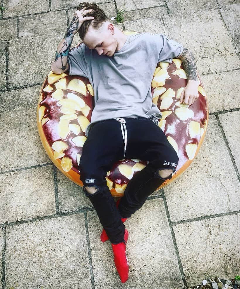 Bars and Melodyさんのインスタグラム写真 - (Bars and MelodyInstagram)「Sat in my donut Just WAITING FOR THE SUN to come out... ☀️ Go click the link in our bio to check out our latest single and video 💜」7月28日 2時53分 - barsandmelody