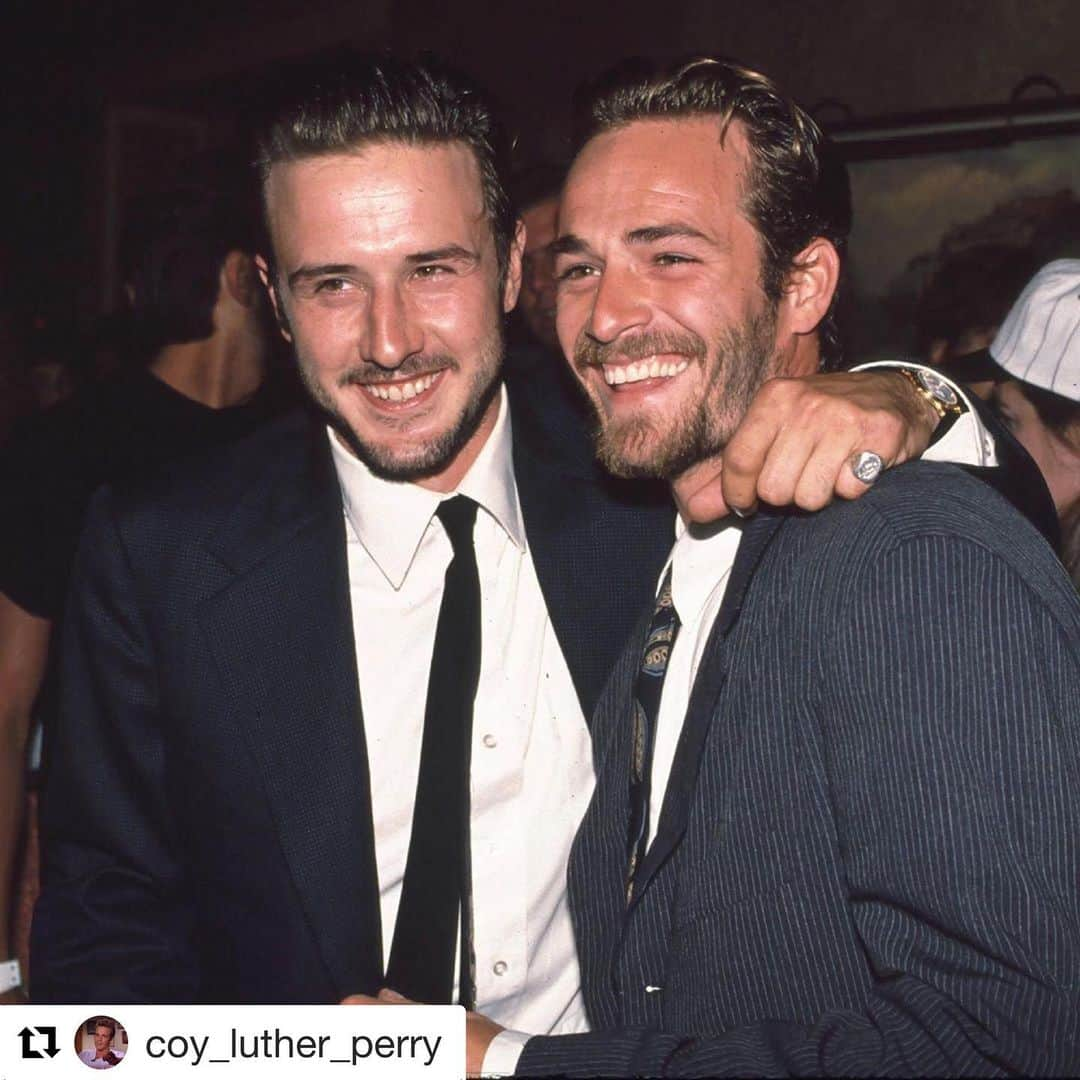 デヴィッド・アークエットさんのインスタグラム写真 - (デヴィッド・アークエットInstagram)「I love and miss this guy. Can’t wait to see him in #onceuponatimeinhollywood #Repost @coy_luther_perry ・・・ David Arquette with Luke🖤 #davidarquette #lukeperry #riplukeperry #bestoffriends #beverlyhills90210 #dylanmckay #ripdylanmckay #jeremiah #90210 #goodnightforjustice #8seconds #loveinparadise #thefifthelement #riverdale #fredandrews #ripfredandrews #gonetoosoon #buffythevampireslayer」7月28日 2時59分 - davidarquette