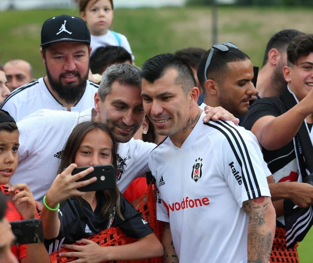 ガリー・メデルさんのインスタグラム写真 - (ガリー・メデルInstagram)「Primer amistoso 👌🏻🦅⚽️ #chilenos #futbol #pretemporada  @fabianorellanaoficial @e.prr」7月28日 2時55分 - gary_medel17