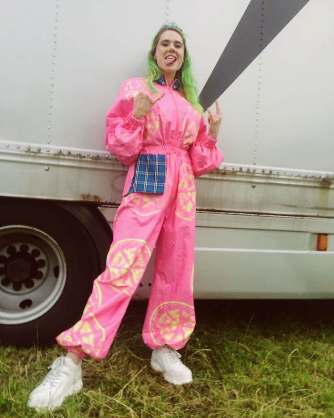 ケイト・ナッシュさんのインスタグラム写真 - (ケイト・ナッシュInstagram)「Playing Standon Calling Festival today 9.40 PM headlining Laundry Meadows Stage 💖 outfit @miakittyfashion」7月28日 3時06分 - katenash