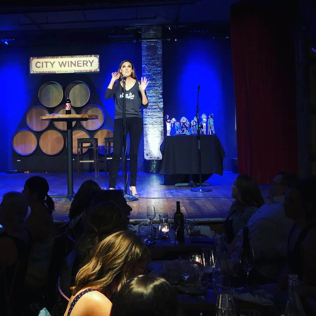 ヘザー・マクドナルドのインスタグラム：「Thank you #NYC @citywinerynyc for the #soldout show! I had so much fun! Fabulous weather & the best crowd ever! Don’t miss me in your city’ www.HeatherMcDonald.Net #juicyscoop」