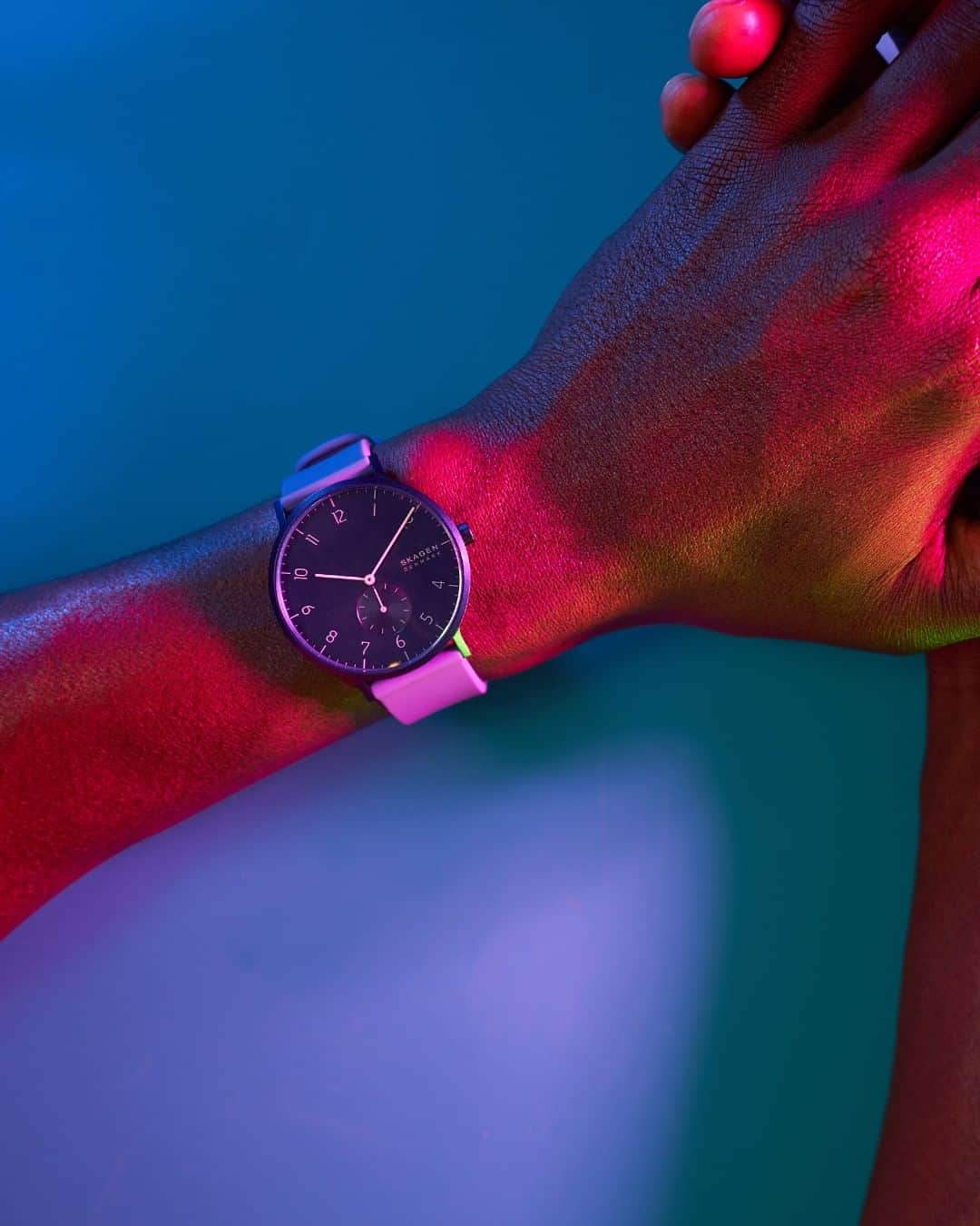 のインスタグラム：「Ready to play. Shop the NEW Aaren Kulor purple watch via our link in bio. #SKAGENincolor . . . . . #newarrival #purplewatch #northernlights #auroraborealis #instawatch #watchoftheday #colorful」