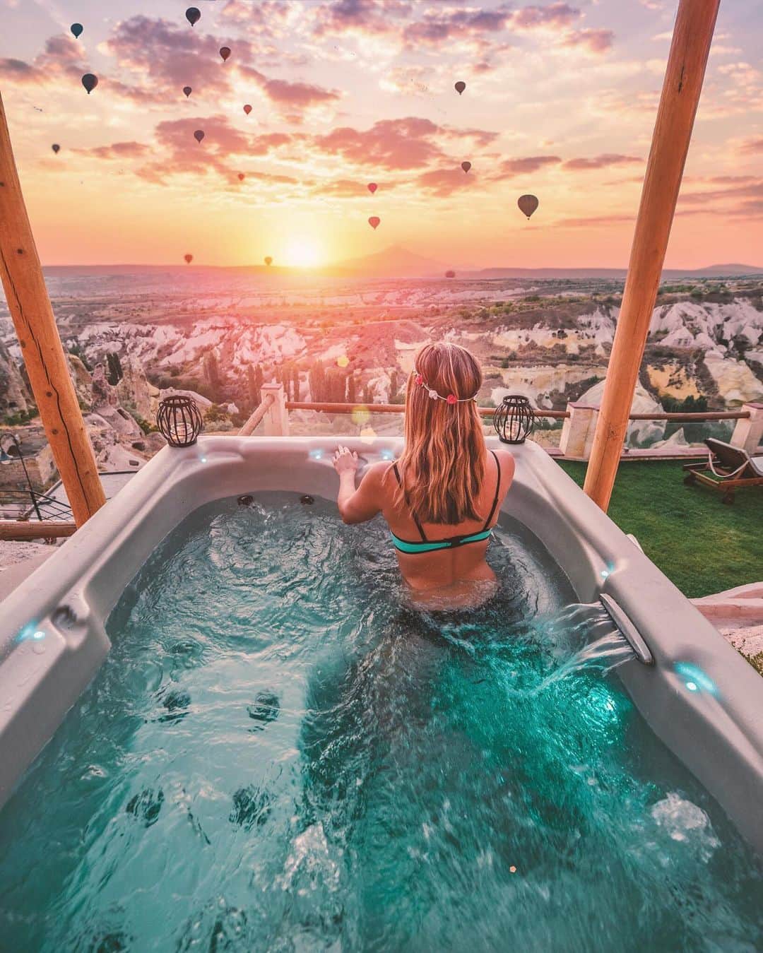 Izkizのインスタグラム：「Hot tubbin’ with a view 🎈  Peaceful, relaxing, luxurious - a few words that spring to mind when I think of @taskonaklarhotelcappadocia located in the beautiful Uchisar area of Cappadocia. I have stayed here a few times and each time I come back it’s like coming home. The staff, the food, the rooms and the views over Pigeon Valley are amazing and I always leave feeling so happy & relaxed. ❤️ #Cappadocia」