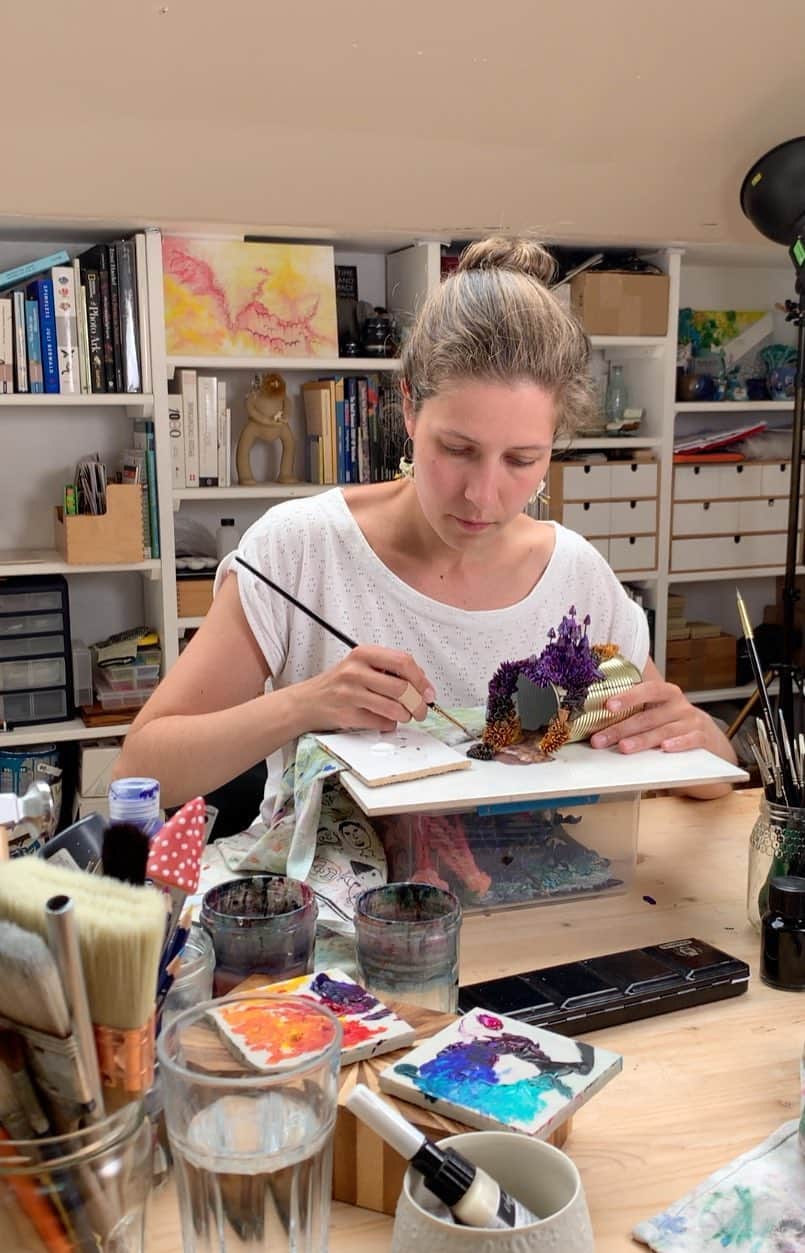 のインスタグラム：「One person’s trash is mixed-media artist Stéphanie Kilgast’s (@petitplat) treasure 💎✨. Constructed from discarded man-made items, Stéphanie’s sculptures celebrate the world’s plants and creatures. Learn more on today’s episode of #HiddenGems.」