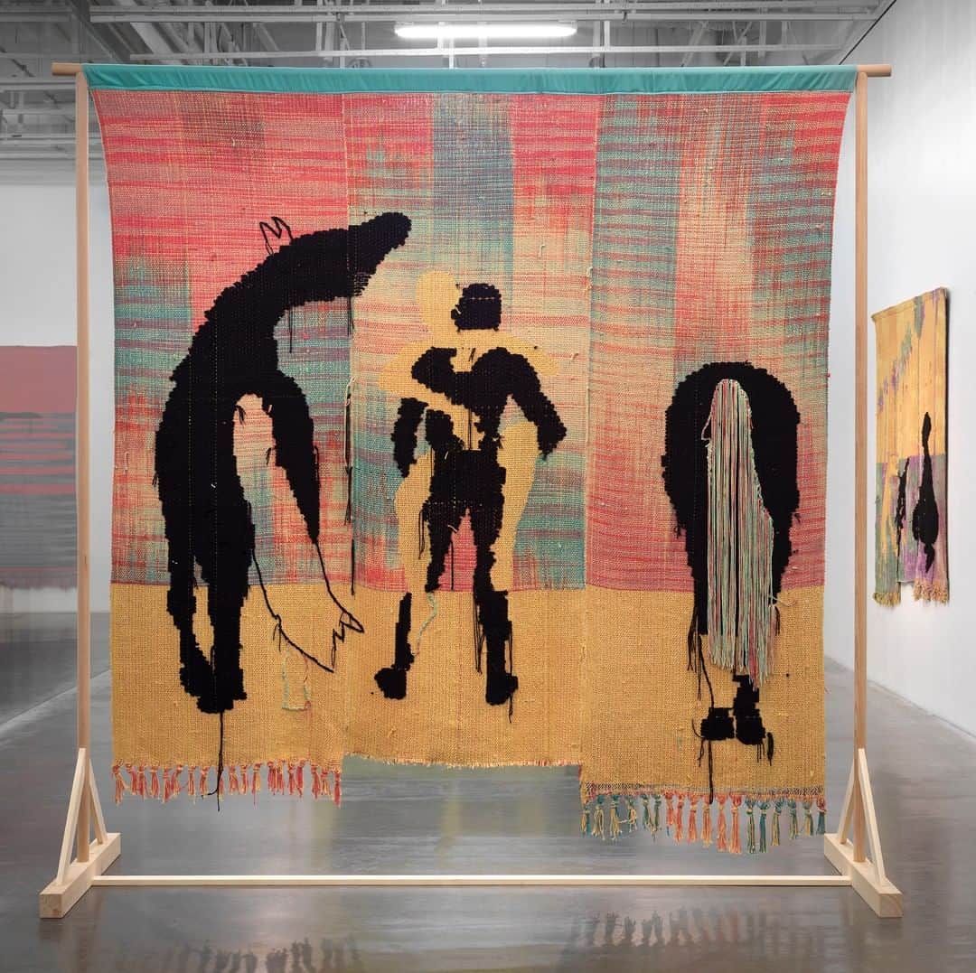 ニュー・ミュージアム・オブ・コンテンポラリー・アートさんのインスタグラム写真 - (ニュー・ミュージアム・オブ・コンテンポラリー・アートInstagram)「For “darling divined,” the artist's first solo museum exhibition in New York, Diedrick Brackens presents a selection of new weavings inspired by Essex Hemphill (1957–1995). A poet and activist, Hemphill was known for openly addressing race, sexuality, the rise of HIV/AIDS, and other issues affecting the queer African-American community. See "darling divined" in our Lobby Gallery through September 15. #DiedrickBrackens #darlingdivined @deedsweaves ⠀⠀⠀⠀⠀⠀⠀⠀⠀⠀⠀⠀ Diedrick Brackens, "american wedding" 2019. Photo: Dario Lasagni」7月28日 3時29分 - newmuseum