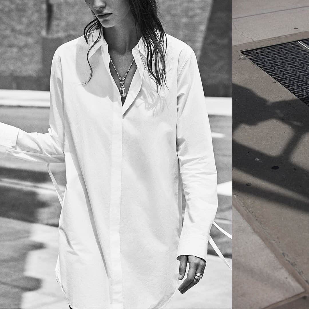 デビッドヤーマンのインスタグラム：「Essentials for summer in the city—a white shirtdress, a bold pendant and silver stacking rings. #DavidYurman」