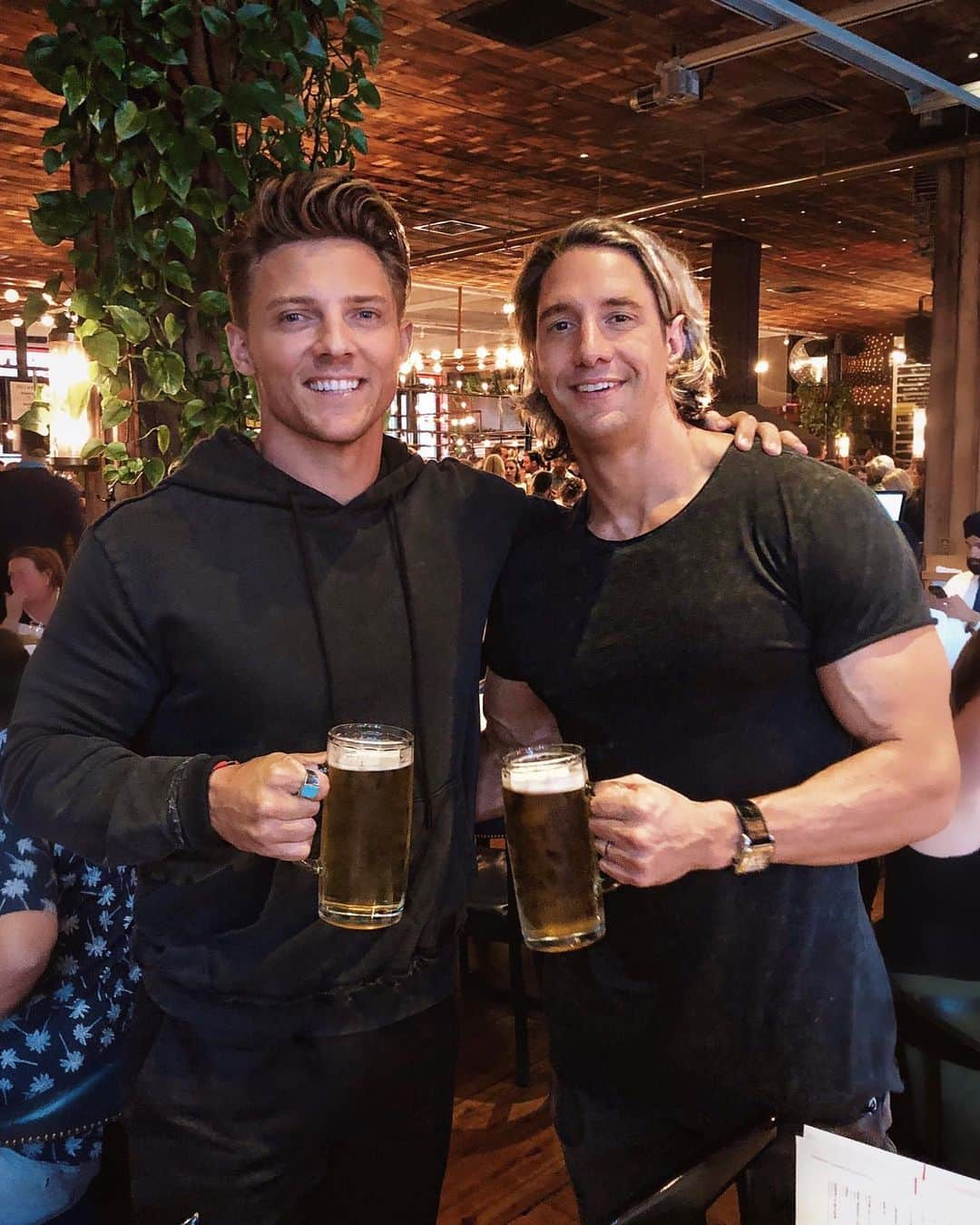 スティーブ・クックさんのインスタグラム写真 - (スティーブ・クックInstagram)「Saturday are for the boys! I don’t always drink beer but when I do it’s with @shaunstafford! Good catching upon a sunny day in England last week! Truth is I rarely have a drink. A beer with an old friend, or a glass of wine to celebrate is about the extent of my alcohol consumption. I get a lot of question on the topic of drinking and how it affects fitness goals.  I say follow these rules if you are indulging- -Never drink to forget problems. Have a drink to celebrate. -Never drink too much that you can’t wake up and work out the next day. -Stay away from sugary mixed drinks -If you don’t want to drink but are getting pressure from friends... find yourself some new friends. Or- order a Diet Coke with a small straw and tell them there is Jack Daniels in it. Been there, done that.  Cheers to good memories.」7月28日 3時44分 - stevecook