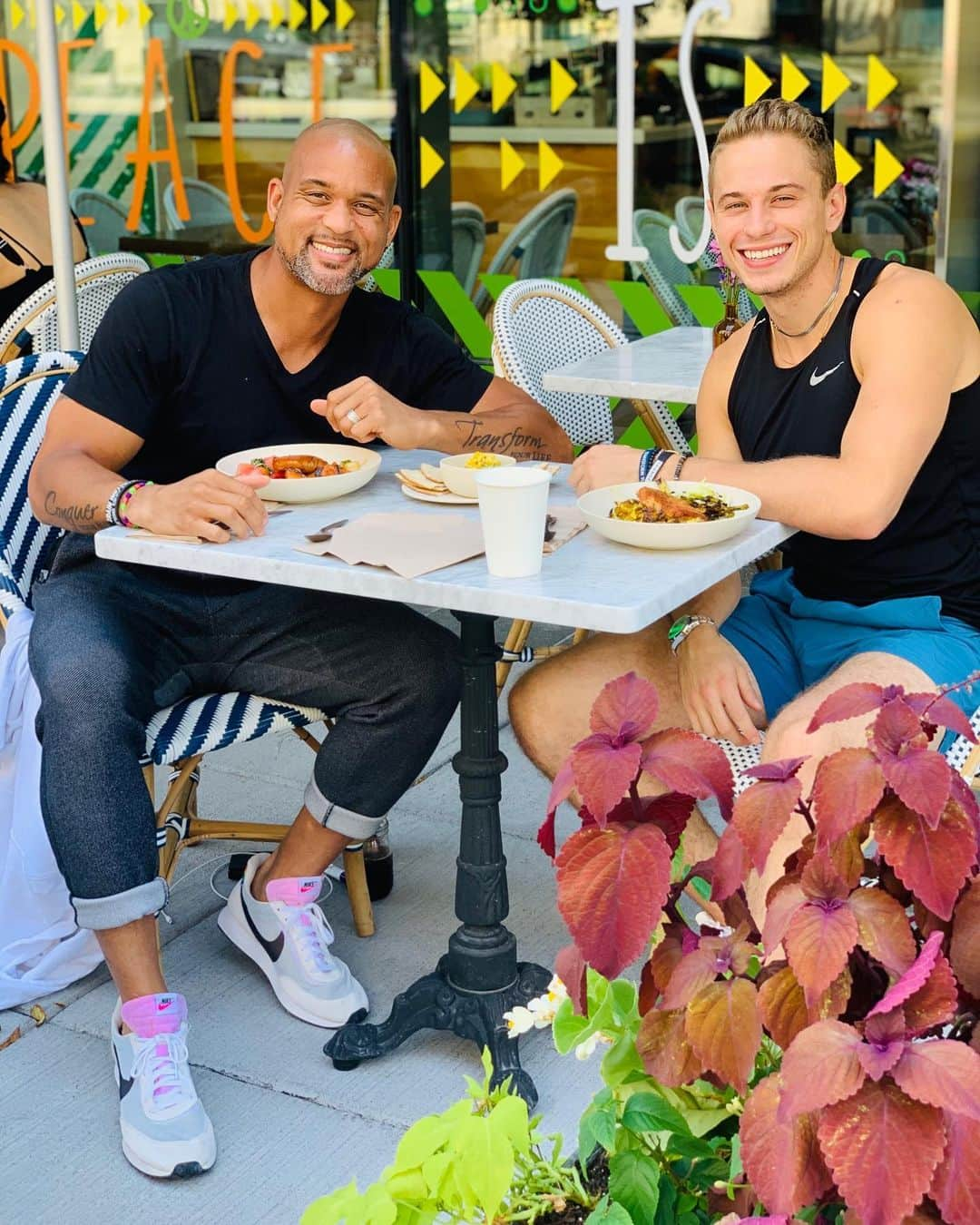 ショウン・トンプソンさんのインスタグラム写真 - (ショウン・トンプソンInstagram)「“FAST-Breaking” Smiles 😁 #intermittentfasting」7月28日 3時46分 - shaunt