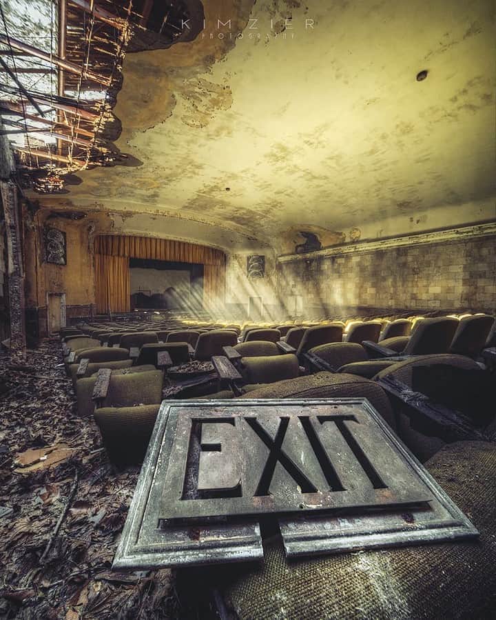 Abandoned Placesさんのインスタグラム写真 - (Abandoned PlacesInstagram)「An old theater falling apart near Scranton, PA. Photography by @kimzier11」7月28日 4時00分 - itsabandoned