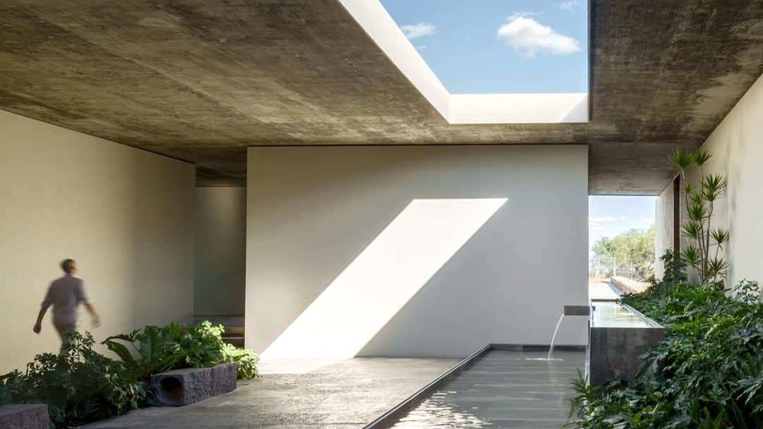 ウォントのインスタグラム：「The Léon office complex by Manuel Cervantes Céspedes features a skylight carved into the roof of a courtyard, allowing natural light to illuminate an otherwise darkened space. Céspedes believes that architecture should be grounded in its environment, absorbing its setting and employing materials in a way that meaningfully ties every structure to its surroundings. — #repost @robbreport  #wantlesessentiels #architecture #design #inspiration #inspirational」