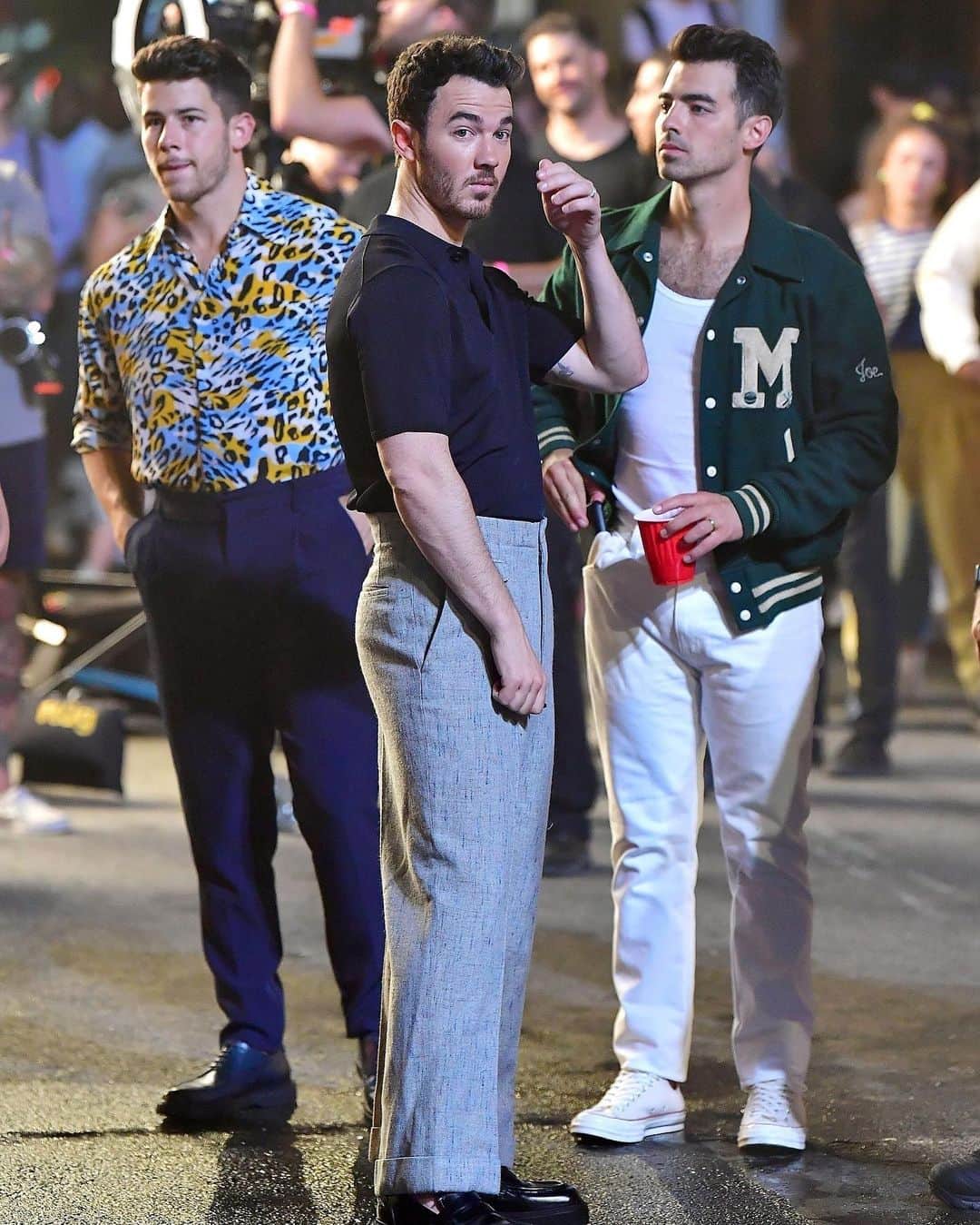 Just Jaredさんのインスタグラム写真 - (Just JaredInstagram)「The @jonasbrothers were spotted filming a new music video in New York! Tap this photo at the link in bio for all the pics, including to see who their special guests were on set. #JonasBrothers #NickJonas #JoeJonas #KevinJonas #PriyankaChopra Photos: Backgrid」7月28日 4時13分 - justjared