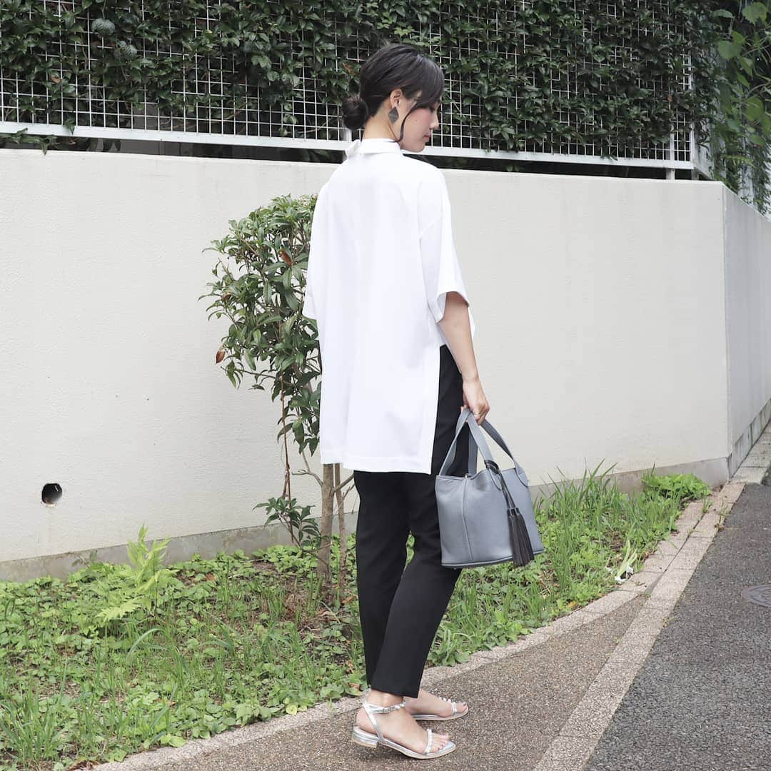 Eri Satoのインスタグラム：「white×black×bluegrayコーデ · tops: @thomas_magpie_official pants: @pierrot_shop (e1509-0222199) shoes: @randa_pic bag: @kalie_official · pic②👉 デザインが凝ってて可愛いシャツは @thomas_magpie_official のもの 最近すごーく気になってるブランド。ちょっと癖のある服が好きな人に💕 バッグは @kalie_official のcarreの新色です😊 ·  pic③👉 「オーチャード·バレエ·ガラ」を観に渋谷へ 数年前からインスタフォローしていてとっても大ファン💕の飯島望未さん( @nozo0806 )が出演されるということで、すっごく楽しみにしてたんです！！ 舞台上の望未さんは本当に可憐で美しくて、あまりの素晴らしさに泣いてしまうほど😢 全体も気になるけど、望未さんの表情見たさに双眼鏡から目が離せなかったです😭✨ また東京の舞台に立たれる際は絶対行きますね😢💕 · 観劇に際しては @supersunny_official の双眼鏡が良い仕事してくれました！！オペラグラスの貸し出しもあるけれど、自分で用意して良かったです。 これほんとオススメ！！ · 夜は隅田川の花火大会を見ました🎆 · #mamagirl#locari#コーディネート#ママコーデ#ママファッション #プチプラ#プチプラコーデ#読者モデル#読モ#ママモデル #l4like #instagood#outfit #simple #coordinate  #fashion #casual #コーデ#シンプルファッション#カジュアル #style #お洒落さんと繋がりたい #code #ファッション#ootd#bunkamura#バレエ#観劇」