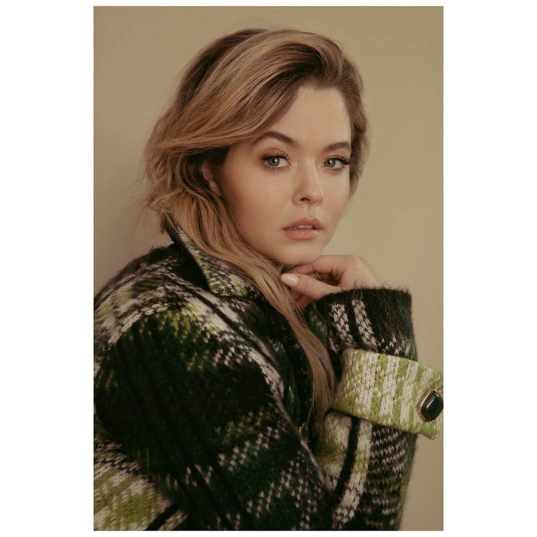 サーシャ・ピーターズのインスタグラム：「Had a glorious time shooting with @pulsespikes magazine 💖  thank you to the team that made me look presentable 😘」