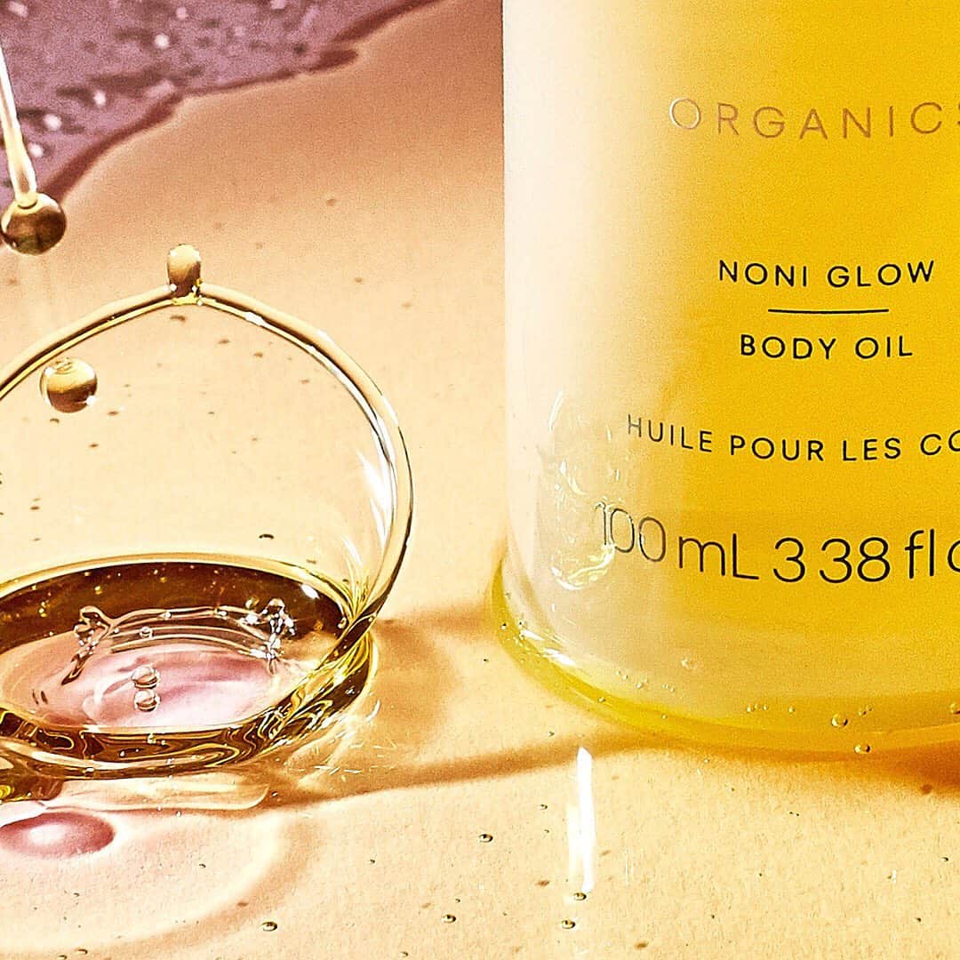 KORA Organicsさんのインスタグラム写真 - (KORA OrganicsInstagram)「"I mix a few pumps of Noni Glow Body Oil with a tablespoon of Himalayan salt for a body scrub and foot scrub ✨ again you can add your favourite certified organic essential oils to suit your mood. ✨ It’s a great way to remove dead skin cells, tone and leave skin soft and smooth."✨ Visit our link in bio for @MirandaKerr's Noni Glow Body Oil Tips and Tricks and swipe left for customer reviews! ✨ #KORAOrganics #MindBodySkin #NoniGlow」7月28日 4時25分 - koraorganics