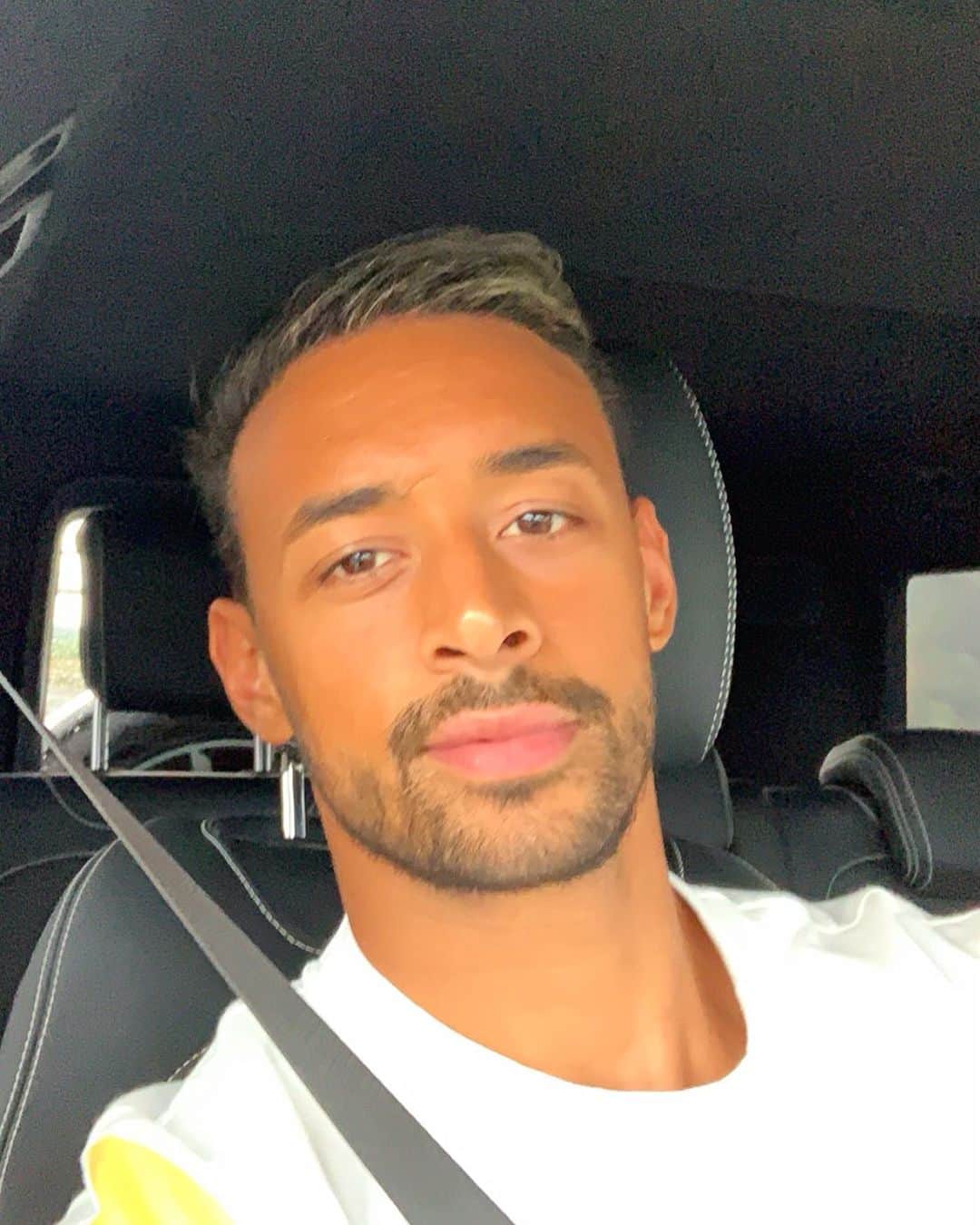 カリム・ベララビのインスタグラム：「new hairstyle」