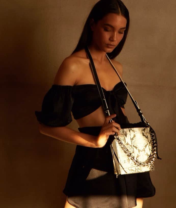 Schutzのインスタグラム：「Make You Mine 🖤 #schutzhandbags #schutzresort」