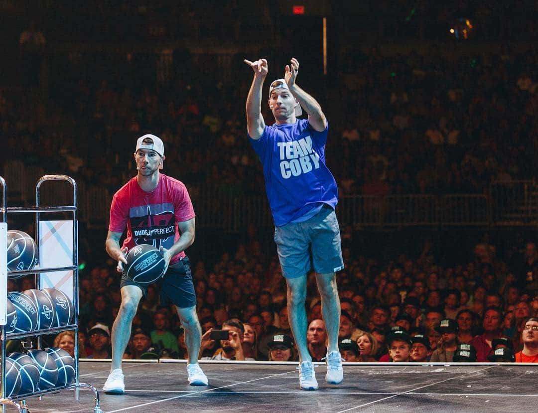 Dude Perfectさんのインスタグラム写真 - (Dude PerfectInstagram)「Ohio was our biggest & loudest crowd yet at 10,000 strong! Pumped to see if Pittsburgh can top it tonight! #DudePerfectTour」7月28日 4時21分 - dudeperfect