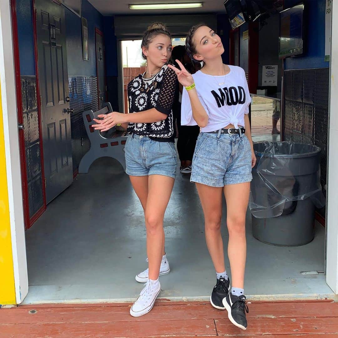 Brooklyn and Baileyさんのインスタグラム写真 - (Brooklyn and BaileyInstagram)「Just two thrill seekers hanging out (we are currently at a zero gravity park lol)」7月28日 4時22分 - brooklynandbailey