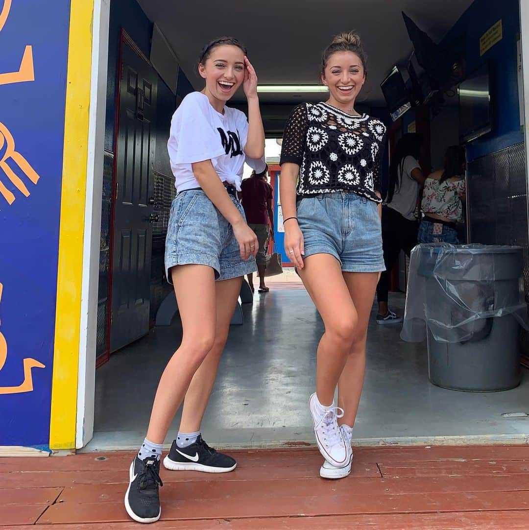Brooklyn and Baileyさんのインスタグラム写真 - (Brooklyn and BaileyInstagram)「Just two thrill seekers hanging out (we are currently at a zero gravity park lol)」7月28日 4時22分 - brooklynandbailey