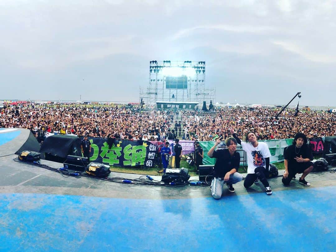 TEEDAさんのインスタグラム写真 - (TEEDAInstagram)「This is first time play the show at Rock festival “Zhangbei Zhongdu Grassland Music Festival 2019 in China! It was sooo big stage and awesome!! 中国で初めてのロックフェス出演！！ ブラジル帰りからの弾丸！ 最高の景色でしたー(*´∀｀*) #backon #teeda #kenji03 #rock #hiphop #jhiphop #rockband #jrockband #rap #jrap #bringthenoise #tokyo #adachi #tattoo #punk #mixture  #lyricist #trackmaker #composer #songwriter #tstar #avex #avexmanagement #anime #anison #animethemesong #tokyojapan #china #rockfestival」7月28日 4時34分 - teeda_bo