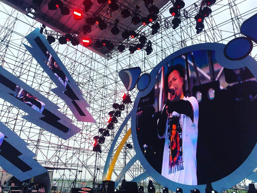 TEEDAさんのインスタグラム写真 - (TEEDAInstagram)「This is first time play the show at Rock festival “Zhangbei Zhongdu Grassland Music Festival 2019 in China! It was sooo big stage and awesome!! 中国で初めてのロックフェス出演！！ ブラジル帰りからの弾丸！ 最高の景色でしたー(*´∀｀*) #backon #teeda #kenji03 #rock #hiphop #jhiphop #rockband #jrockband #rap #jrap #bringthenoise #tokyo #adachi #tattoo #punk #mixture  #lyricist #trackmaker #composer #songwriter #tstar #avex #avexmanagement #anime #anison #animethemesong #tokyojapan #china #rockfestival」7月28日 4時34分 - teeda_bo