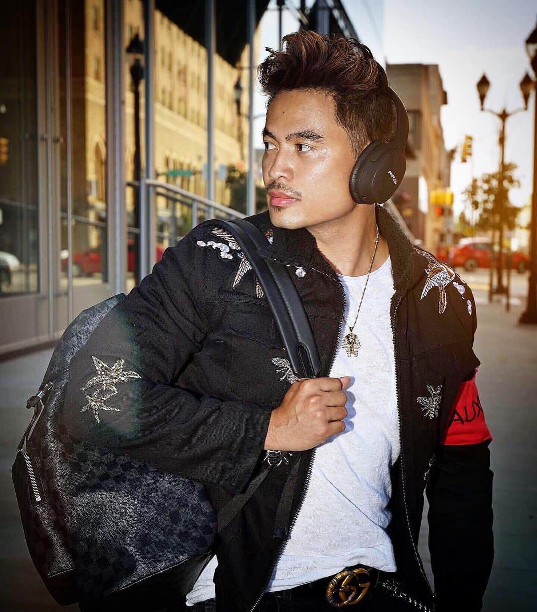 STYLE4GUYSのインスタグラム：「Travel in style with the Best Noise canceling Headphones from @MPOW_Official🔥. You can have both great Bass & Wireless. Join #NOISEOFF to rescue you and your friends from  noise pollution in the city. Get free or 50% 🔥off on MPOW💥 H10 Recoloring noise cancelling headphone.  LINK IN BIO!!! 📸: @StylebyTommy ✔️」