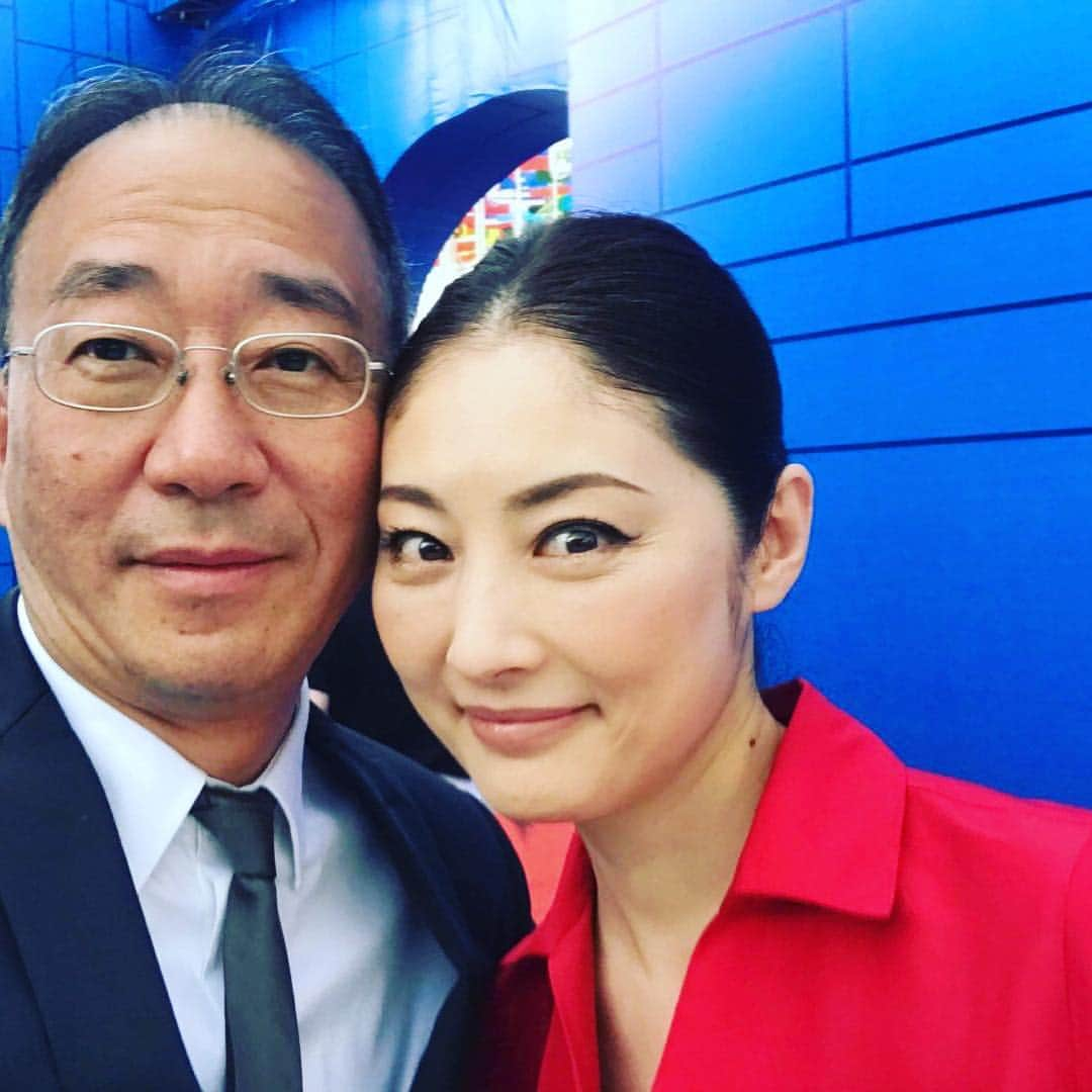 常盤貴子さんのインスタグラム写真 - (常盤貴子Instagram)「中国・山西省の大同にて。 ジャッキーチェン国際アクション映画祭のプレゼンターとして呼んでいただきました。  アクション映画の祭典。 私もやってみたい…と思ってしまうほど魅力的なアクション映画がたくさん。  そして！私が出演した２本の香港映画「星月童話」「阿虎」のダニエル リー監督と再会。 一緒にレッドカーペットを歩せていただきましたが、一緒に歩くことが決まったのは当日の朝だったから、2人ともビックリ！来てることすら知らなかったもの💦 中国らしい⁈…嬉しいサプライズでした😃✨ @carolinaherrera  #山西省大同市  #ジャッキーチェン  #国際アクション映画週間」7月28日 4時43分 - takakotokiwa_official