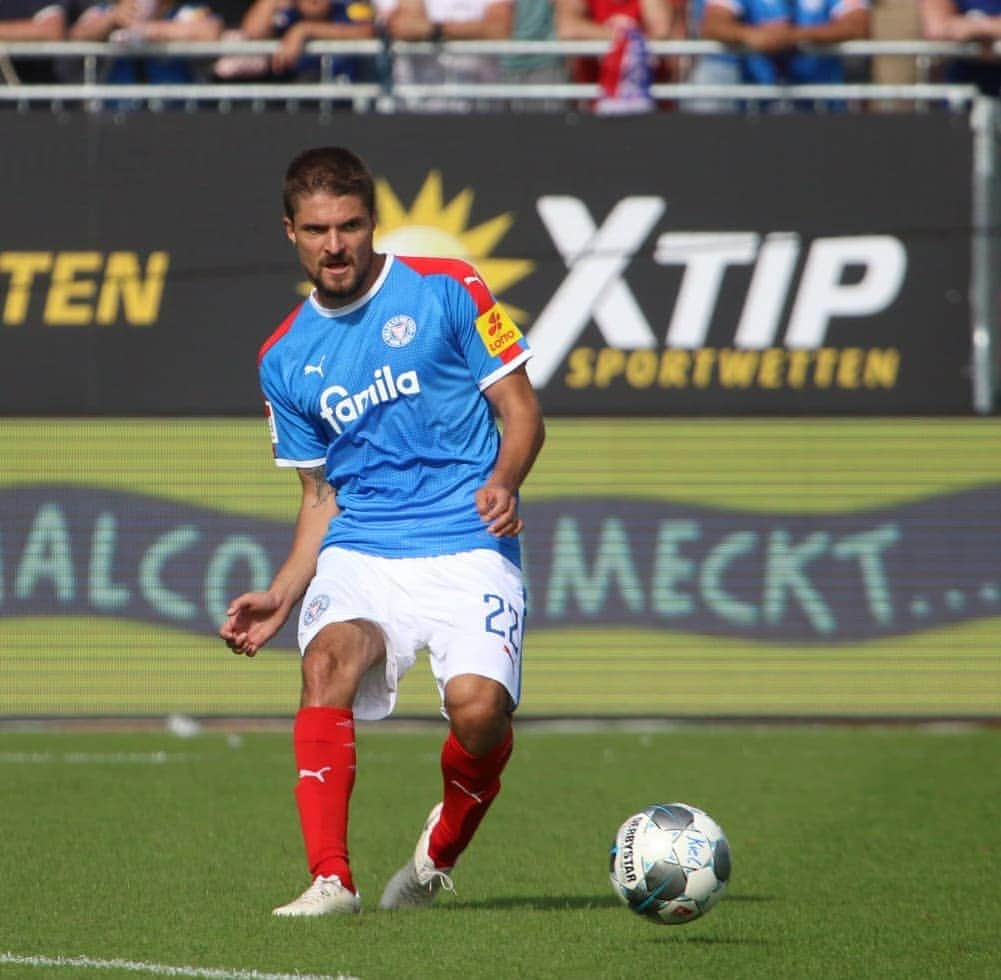 アレクサンダル・イグニョフスキのインスタグラム：「Happy to play my first game for @holsteinkiel 🙏🏼 🔵⚪🔴 #kielahoi」