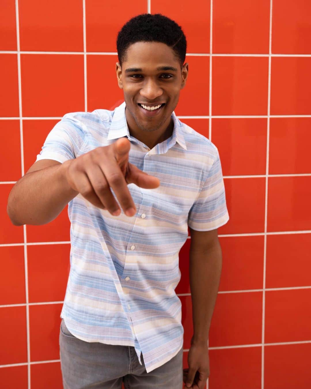 ペリーエリスのインスタグラム：「Weekend mood. Tap to shop. #PerryEllis #LifeReadySince1976」