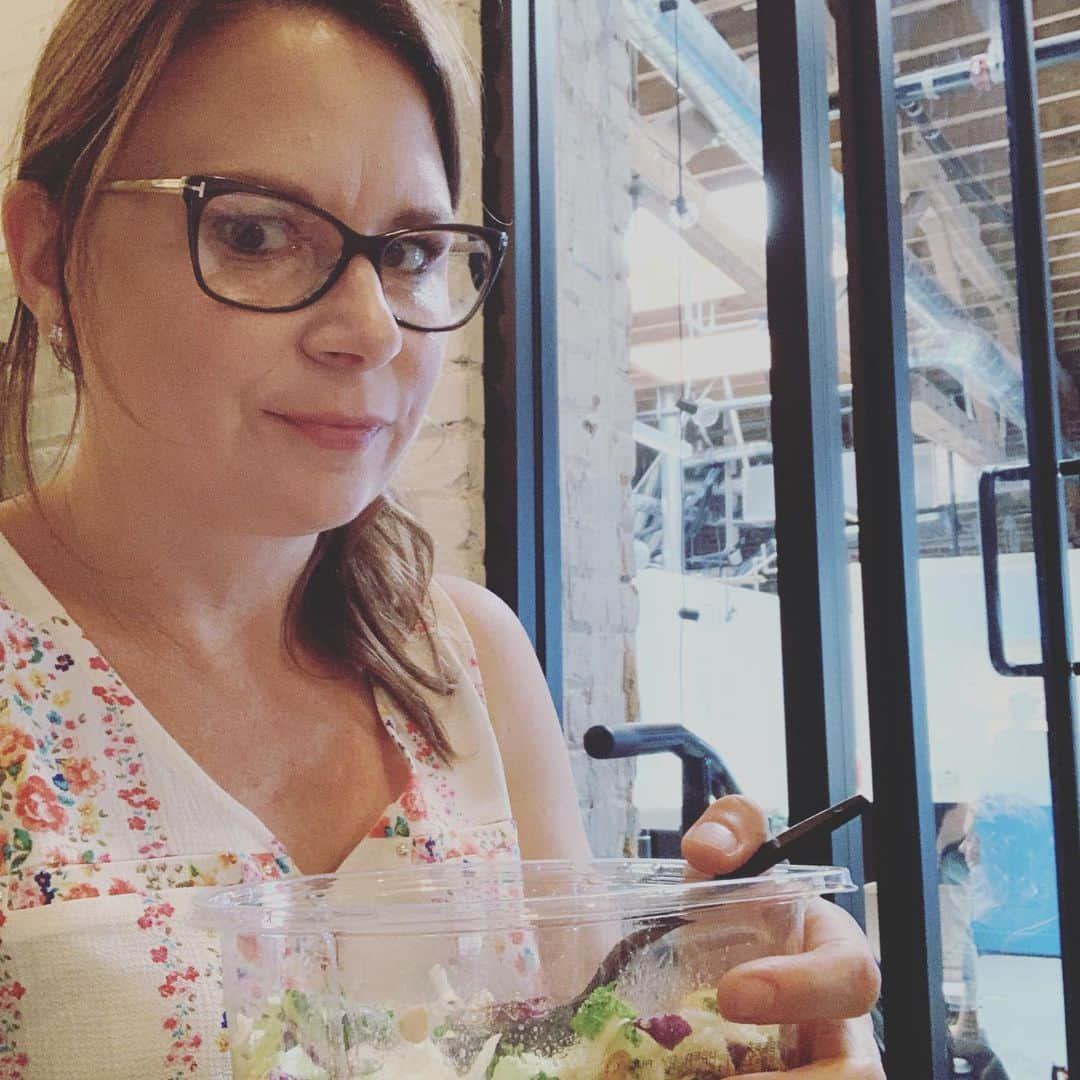 メアリー・リン・ライスカブさんのインスタグラム写真 - (メアリー・リン・ライスカブInstagram)「On set eating my salad from @target #glamlife #gucci #satworking #workingfortheweekend #actor #expert #pro #marvelousmrsmaisel @thecomedystore later tonight 11pm belly room」7月28日 4時44分 - marylynnrajskub