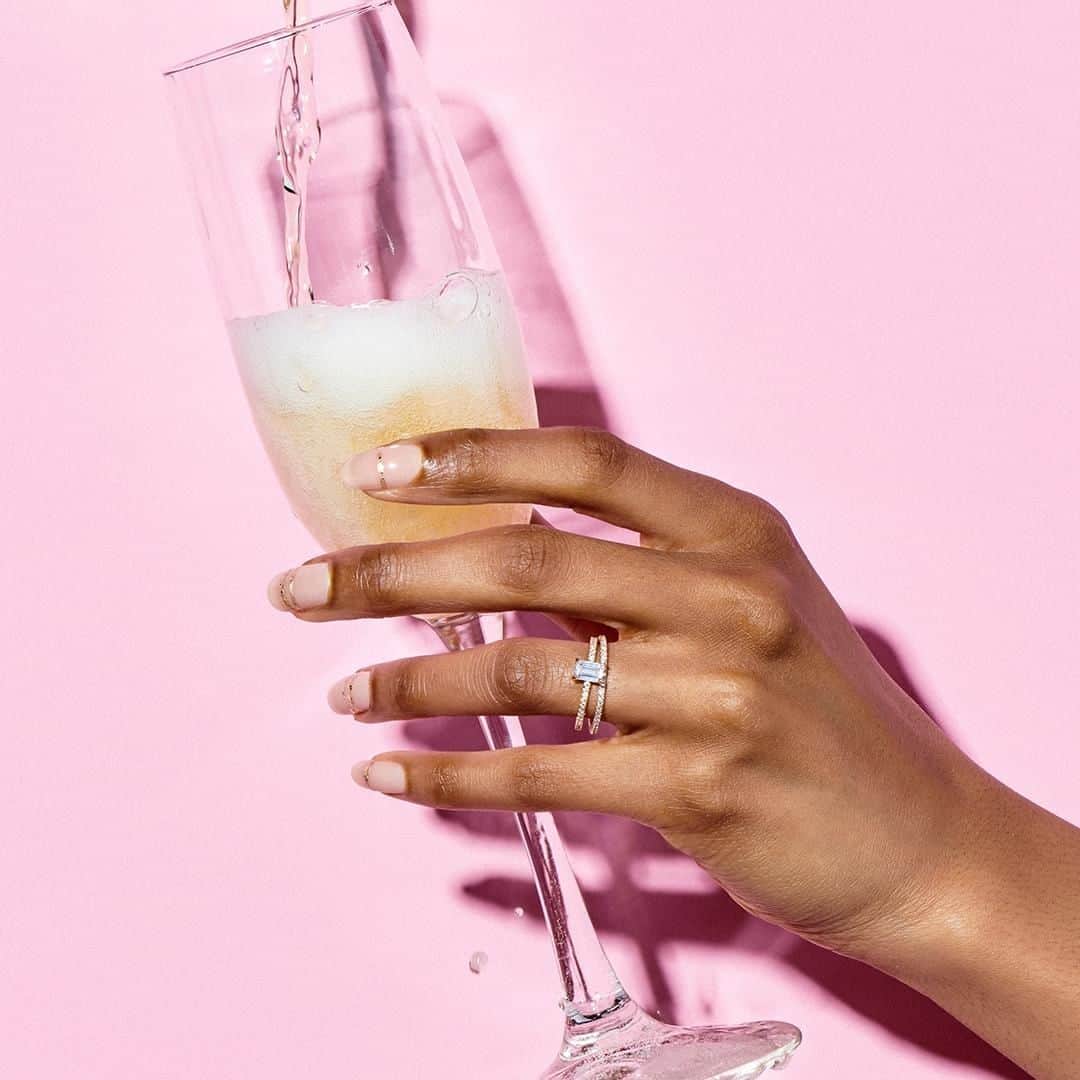 OPIさんのインスタグラム写真 - (OPIInstagram)「Let's raise a glass to this understated elegant wedding day #NailArt! Drop a 🥂 if you're #OPIObsessed with this look! #WeddingDayNails  #SheerNails #ColorIsTheAnswer #OPIGelColor #WeddingNails #WeddingNailLook #minimalnails #minimalnailart」7月28日 5時00分 - opi