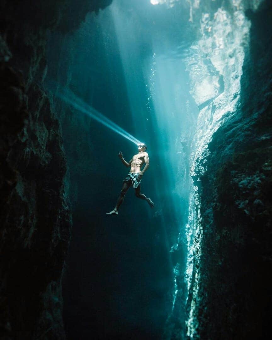 Discover Earthさんのインスタグラム写真 - (Discover EarthInstagram)「"This cave was another world! Crystal clear waters and light rays. i mean...c’mon.  Swipe ▶️ to see a video of how the light rays bouncing off goggles like that⚡️ . Starting out this trip I had never really done any free diving. It was always something I thought I couldn’t do because of ear pressure & lack of breath. But after seeing how incredible this cave was, I reallly got the desire to push myself and after learning some basic techniques I was able to go down and stay long than I ever thought I could and quickly figured out that the largest barrier is mental." — 📍#DiscoverIndonesia — 📸 Caption by @sashajuliard Content by @josiahwg」7月28日 5時03分 - discoverearth