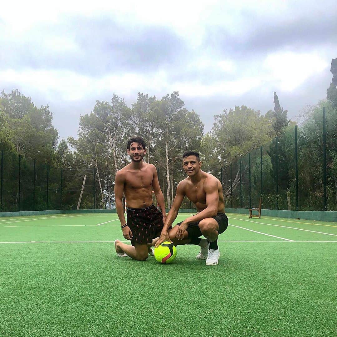 アレクシス・サンチェスのインスタグラム：「Training ⚽️ ...」
