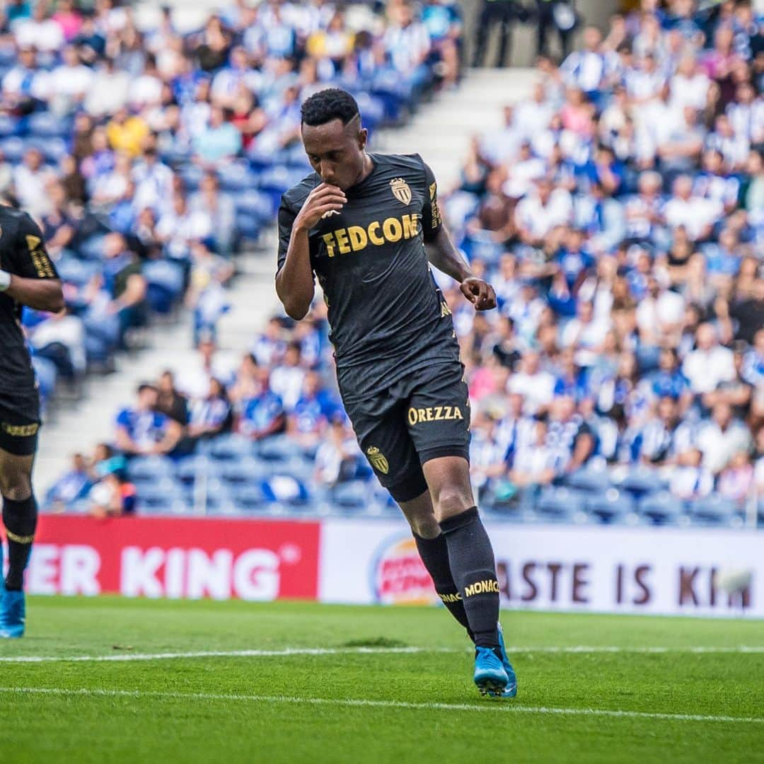 ASモナコさんのインスタグラム写真 - (ASモナコInstagram)「🔚 Fin de stage au Portugal 🇵🇹 sur une belle victoire face au FC Porto 1 à 0 👏👌👊 - ⚽️ @gelsondany77 (22') 🤚 Penalty (Alex Telles) stoppé par @benj_lecomte (62')」7月28日 5時05分 - asmonaco