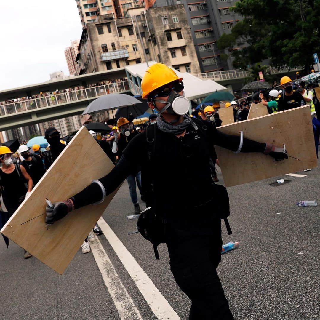 NBC Newsさんのインスタグラム写真 - (NBC NewsInstagram)「Demonstrators use shields to protect themselves during a protest in #HongKong on Saturday. . Hong Kong police fired tear gas Saturday at protesters who defied authorities' warnings not to march in a neighborhood where 6 days earlier a mob apparently targeting demonstrators brutally attacked people in a train station. Click the link in our bio to read more. . 📷 Tyrone Siu / @reuters」7月28日 5時17分 - nbcnews